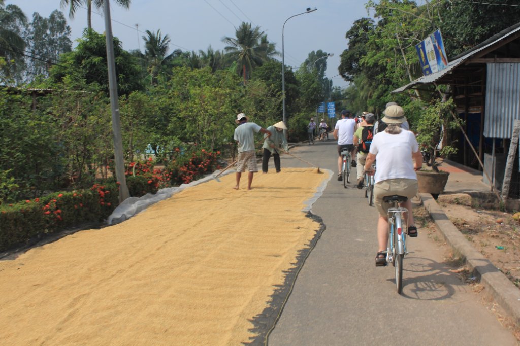 05-Drying rice on the street.jpg - Drying rice on the street